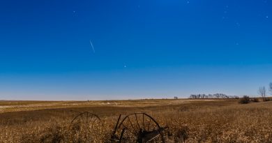 Una gemínida, la Luna y la constelación de Orión desde Canadá