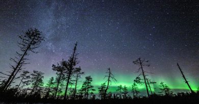La Vía Láctea y auroras boreales desde Kuusamo, Finlandia