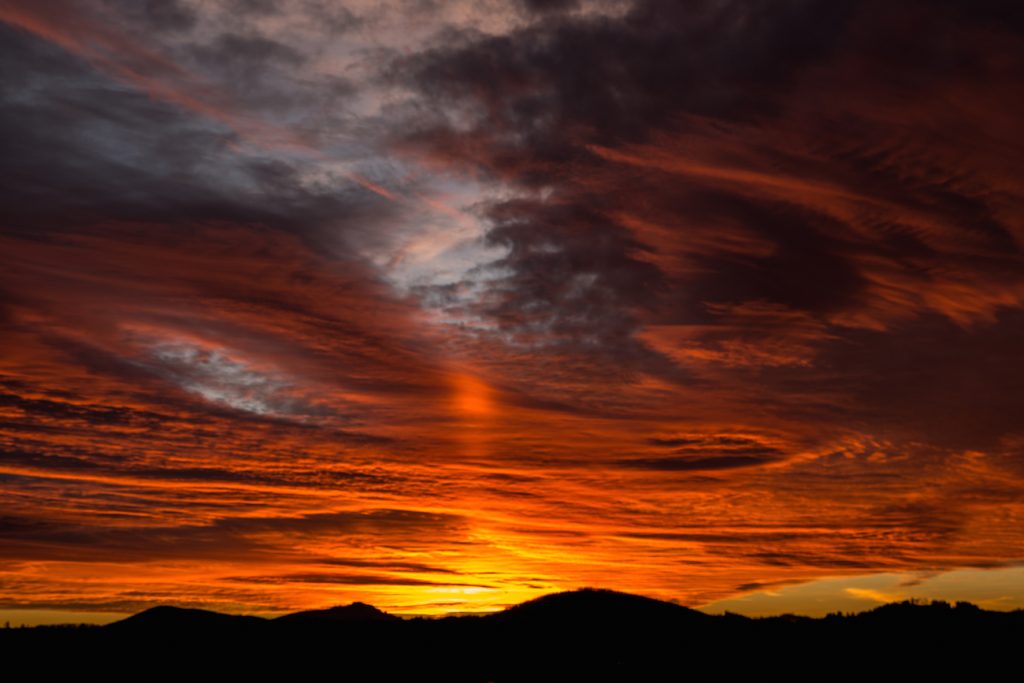 Pilar de luz al atardecer en Carolina del Norte, Estados Unidos