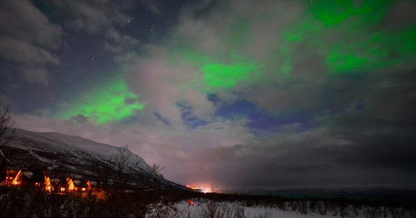 Auroras boreales entre las nubes desde Suecia