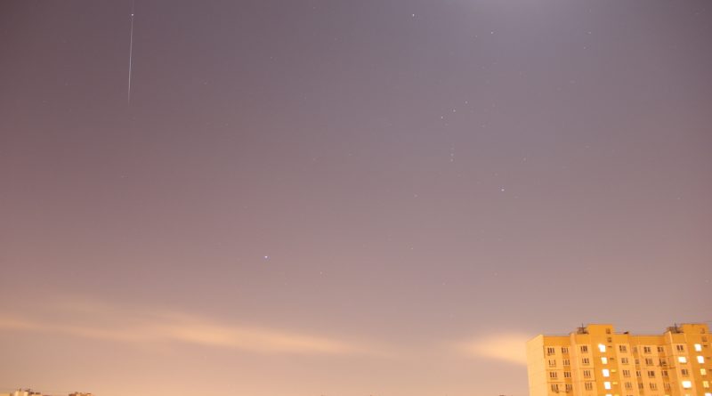 Una gemínida y la constelación de Orión desde Moscú, Rusia