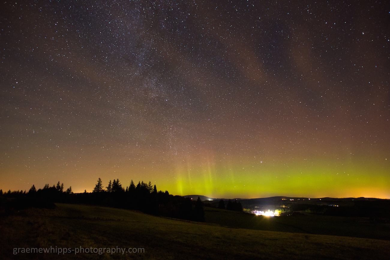 Auroras boreales y la Vía Láctea desde Aberdeenshire, Escocia