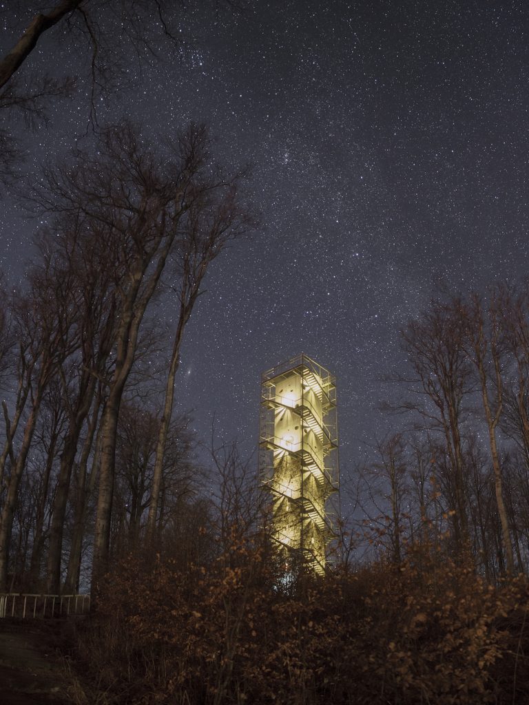 La Galaxia de Andrómeda, la constelación de Casiopea y el Cúmulo Doble de Perseo