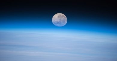 La salida de la Luna desde la Estación Espacial Internacional