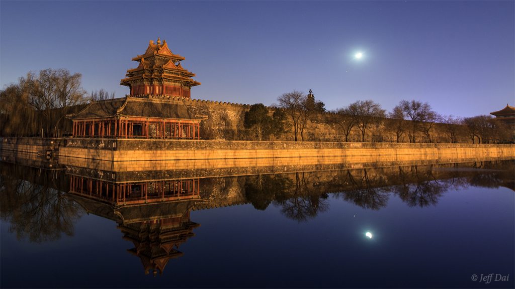 La Luna y Marte sobre la Ciudad Prohibida (Pekín, China)