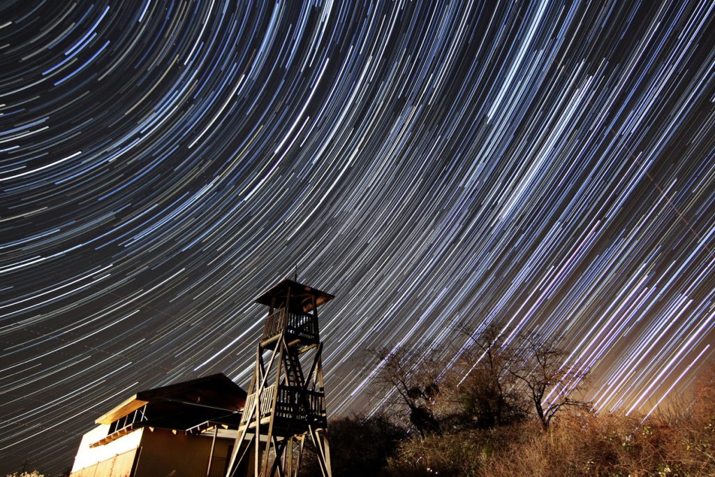 Imagen de rastro de estrellas desde Agostyán, Hungría