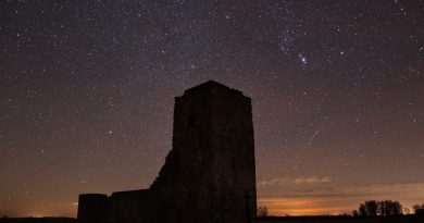 La constelación de Orión y un meteoro desde Hungría