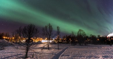 Auroras boreales y las Pléyades desde Kiruna, Suecia
