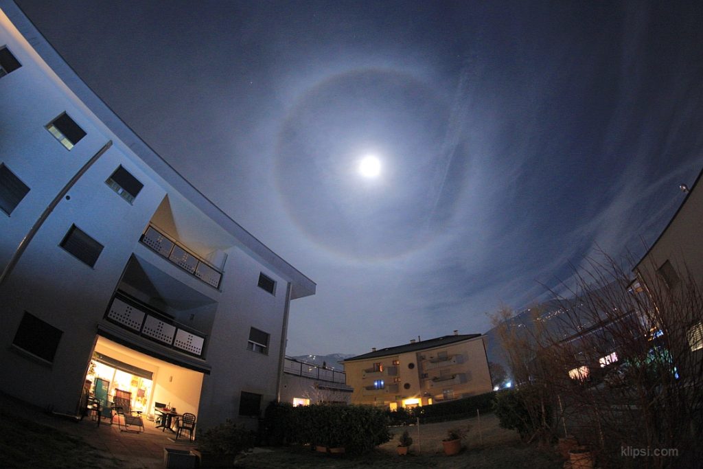 Halo lunar desde Vétroz, Suiza