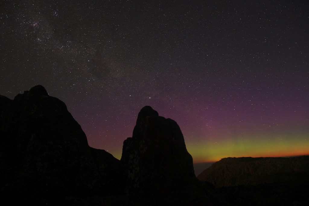 Auroras australes y la Vía Láctea desde la isla de Tasmania