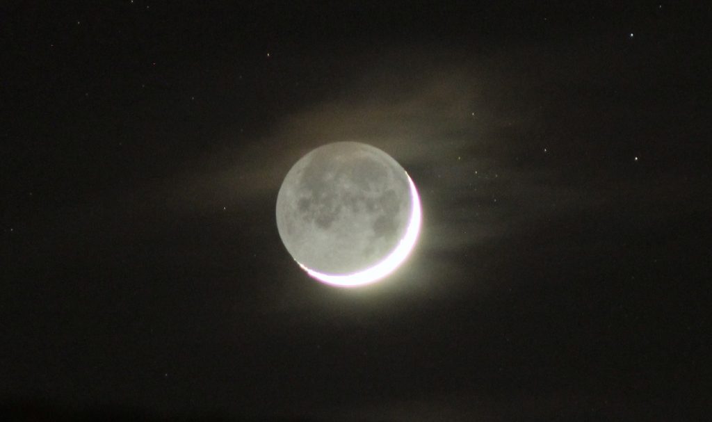 La Luna creciente desde California, Estados Unidos