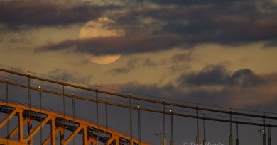 La Luna entre las nubes desde la Ciudad de Nueva York