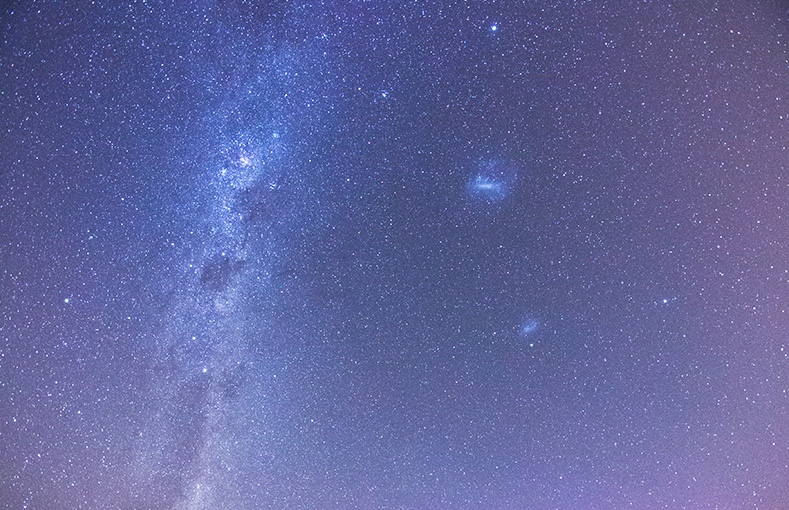 La Vía Láctea y las Nubes de Magallanes desde Nueva Zelanda
