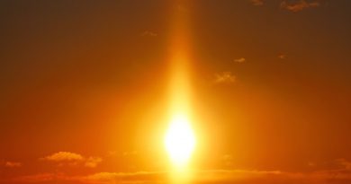 Pilar de luz al atardecer en Estocolmo, Suecia