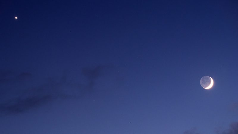 La Luna y Venus desde Moray, Escocia