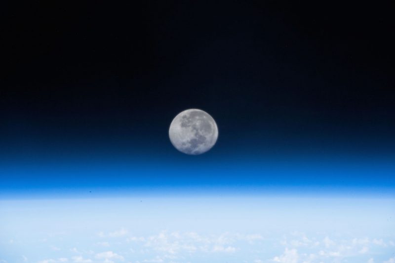 La salida de la Luna desde la Estación Espacial Internacional
