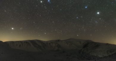 Las constelaciones de Géminis y Auriga sobre los montes Cárpatos