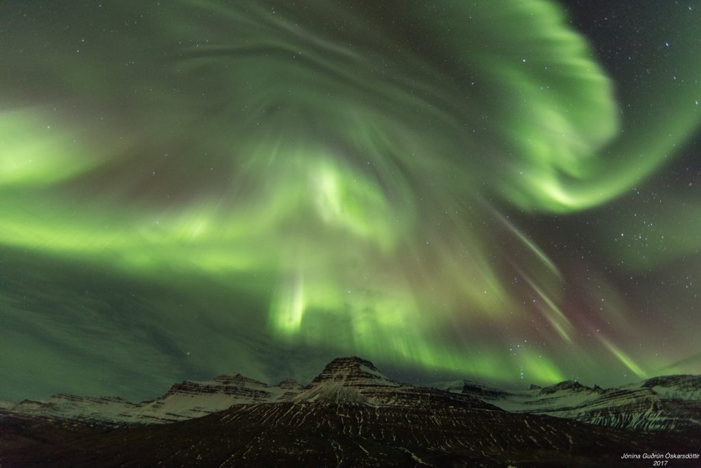 Auroras boreales y la constelación de Orión desde Islandia