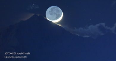 La puesta de la Luna creciente desde Nagano, Japón