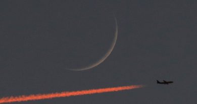 La Luna y un avión desde Vétroz, Suiza