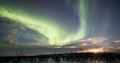 Auroras boreales y la Luna desde Finlandia