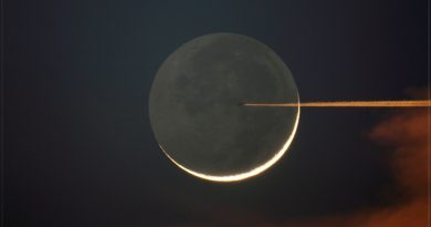 La Luna creciente y un avión desde Turquía