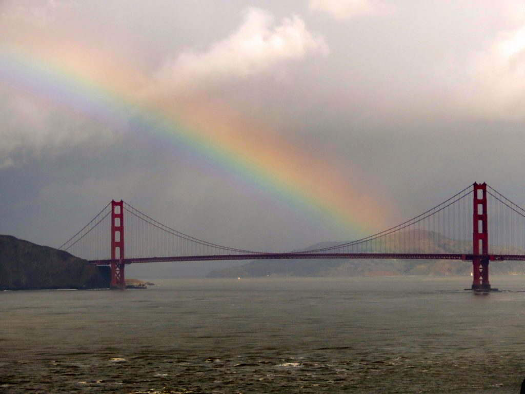 Un arcoíris y el puente Golden Gate (San Francisco, California)