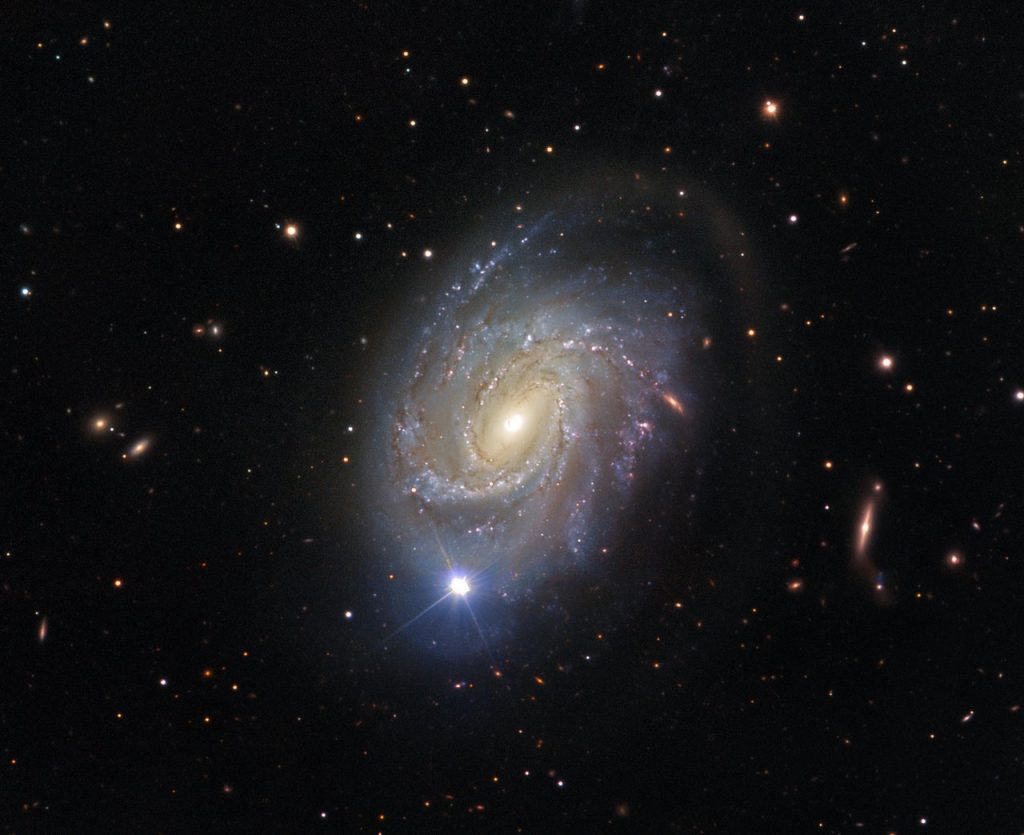 Una galaxia espiral con un pasado explosivo