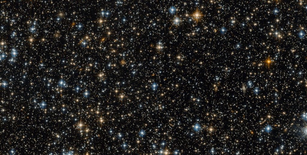 Un paisaje lleno de estrellas y galaxias captado por el Hubble