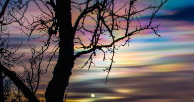 El Sol y nubes estratosféricas polares al atardecer en Suecia