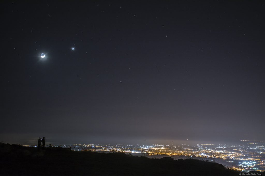 La Luna, Venus y Marte sobre Ragusa, Sicilia (Italia)