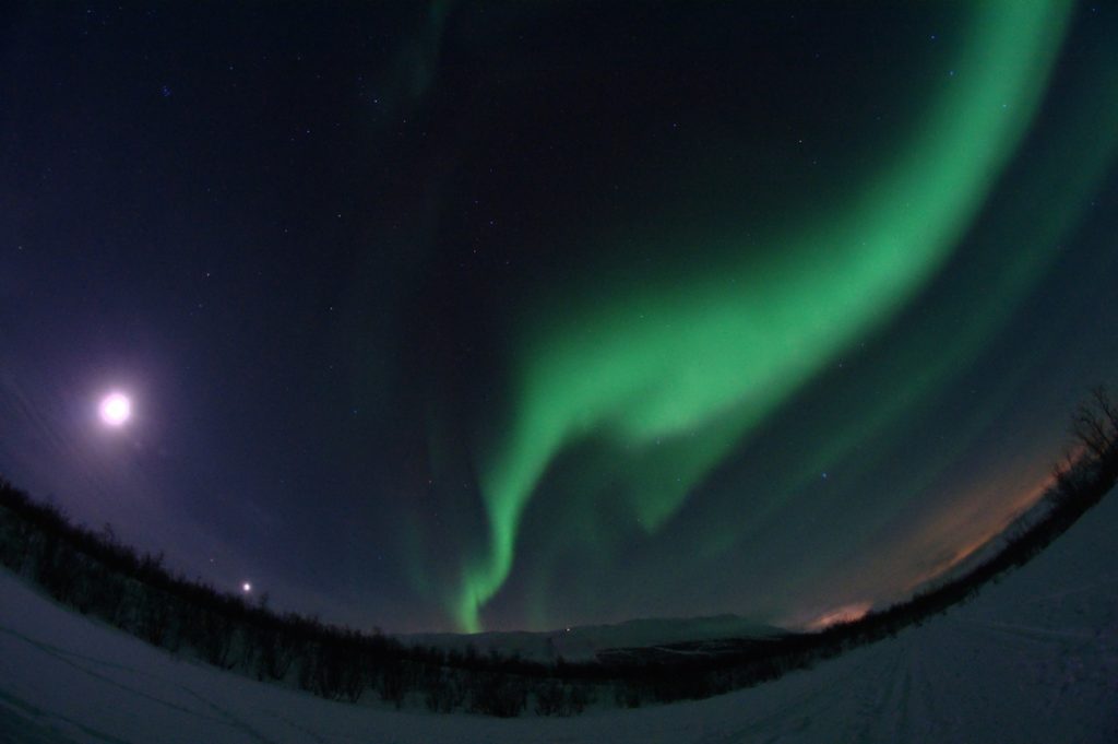 Auroras boreales y la Luna desde Abisko, Suecia