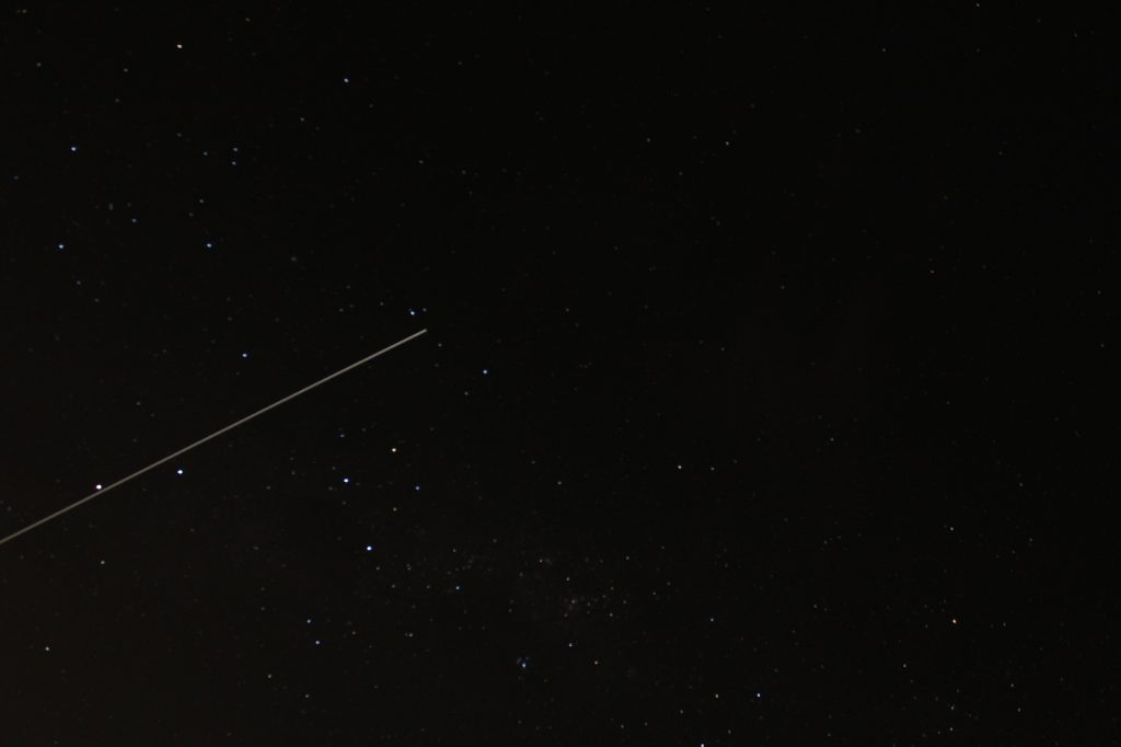 Foto de la constelación de la Cruz del Sur y el paso de la ISS