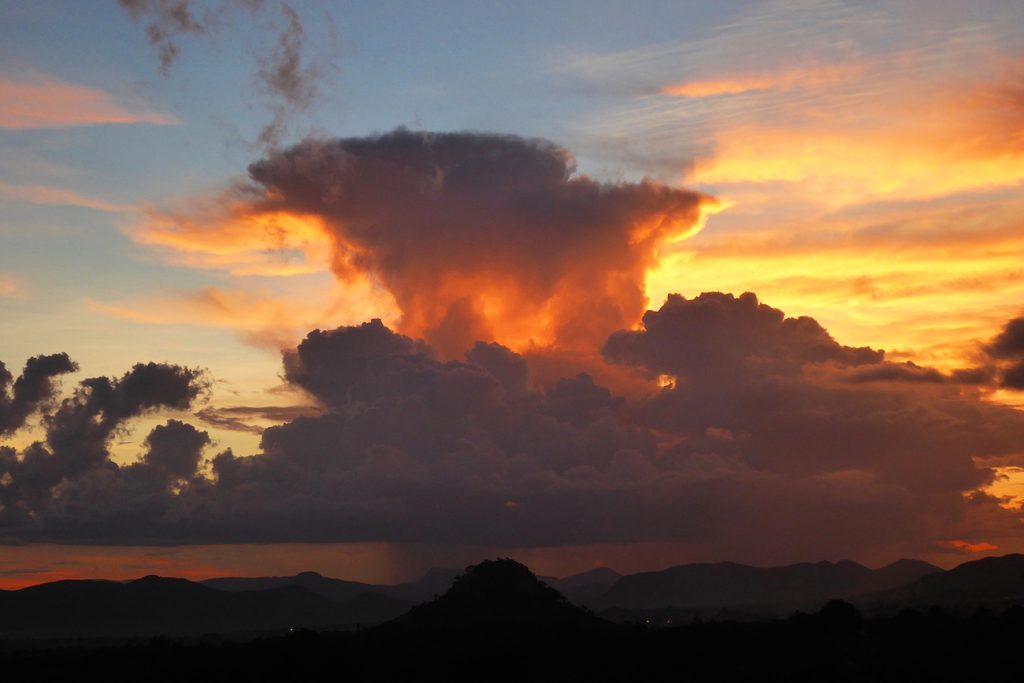 Una tormenta al atardecer desde Mutare, Zimbabue