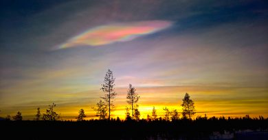 Nubes estratosféricas polares al atardecer en Finlandia
