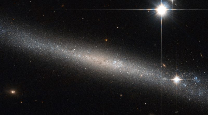 La estructura súper delgada de la galaxia IC 2233