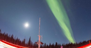 Auroras boreales y la Luna desde Alaska