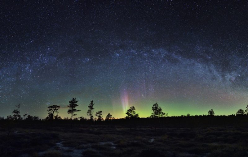 Auroras boreales y la Vía Láctea desde Inari, Finlandia