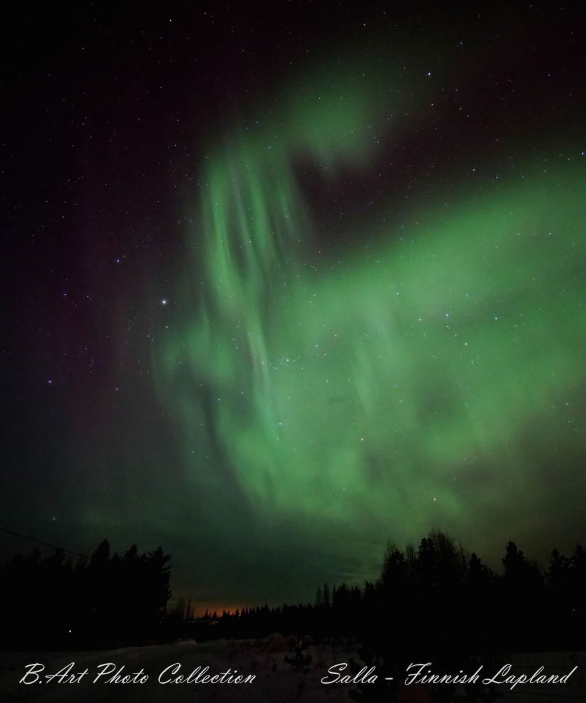 Auroras boreales y la constelación de Auriga desde Finlandia