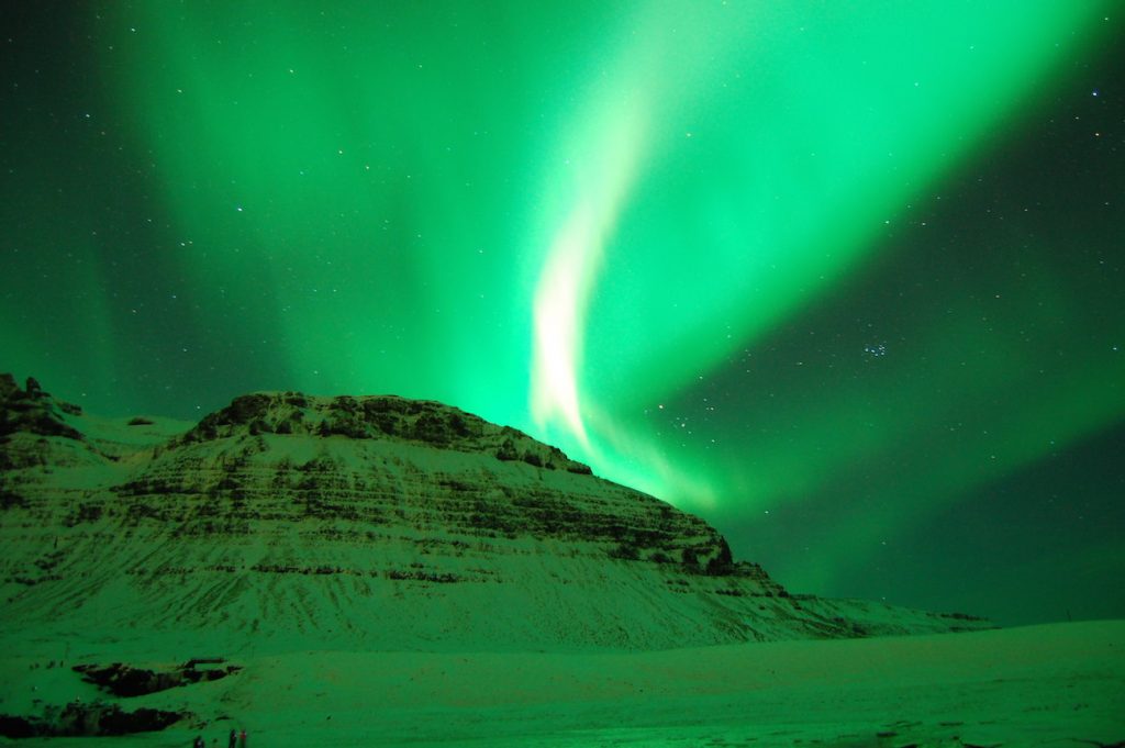Auroras boreales y las Pléyades desde Grundarfjörður, Islandia