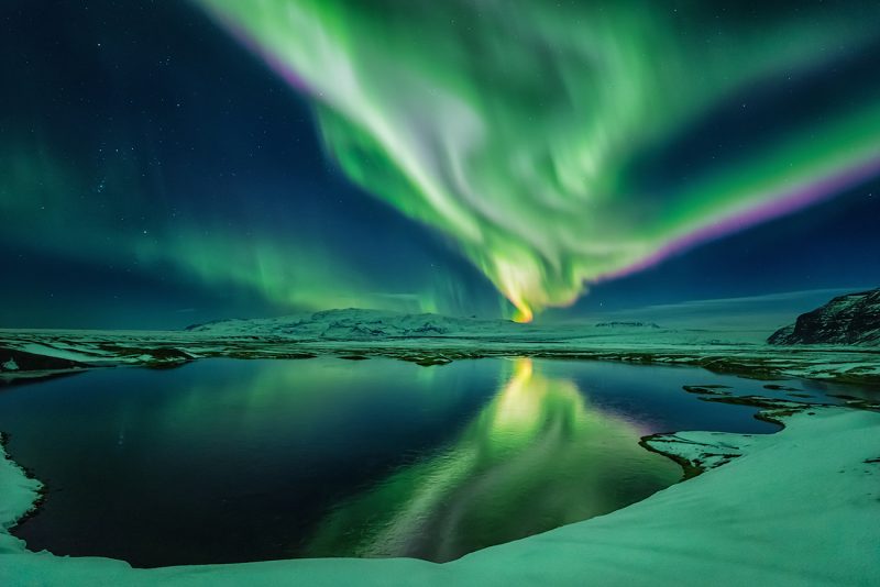 Auroras boreales y la constelación de Orión desde Islandia