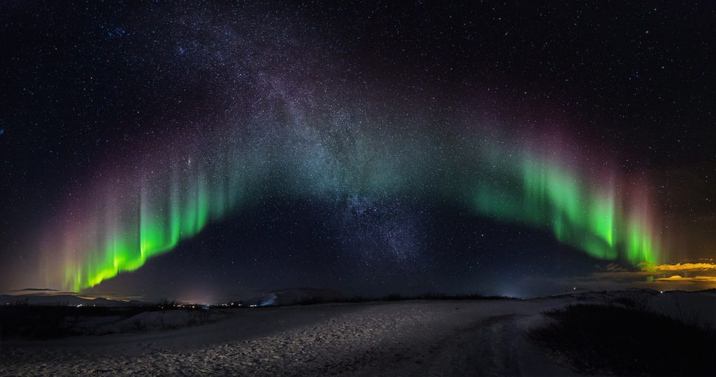 Auroras boreales y la Vía Láctea desde Suðurland, Islandia
