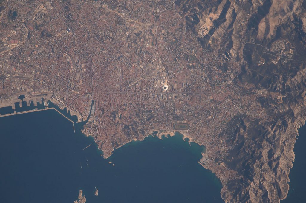 La ciudad de Marsella, Francia, desde la Estación Espacial Internacional