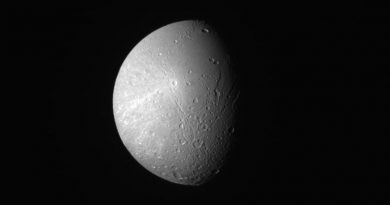 Imagen de Dione (luna de Saturno) tomada por la sonda Cassini