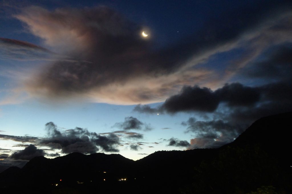 La Luna, Marte y Venus al atardecer en Zimbabue