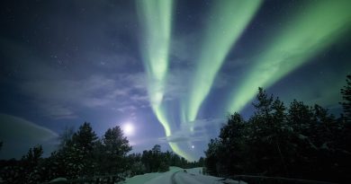 Auroras boreales, la Luna y Venus desde Inari, Finlandia