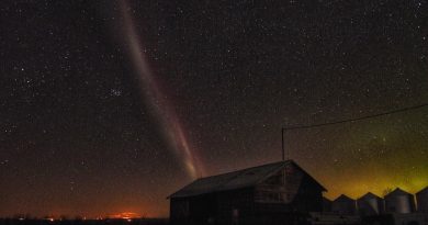 Foto de la constelación de Tauro, las Pléyades y un arco de protones