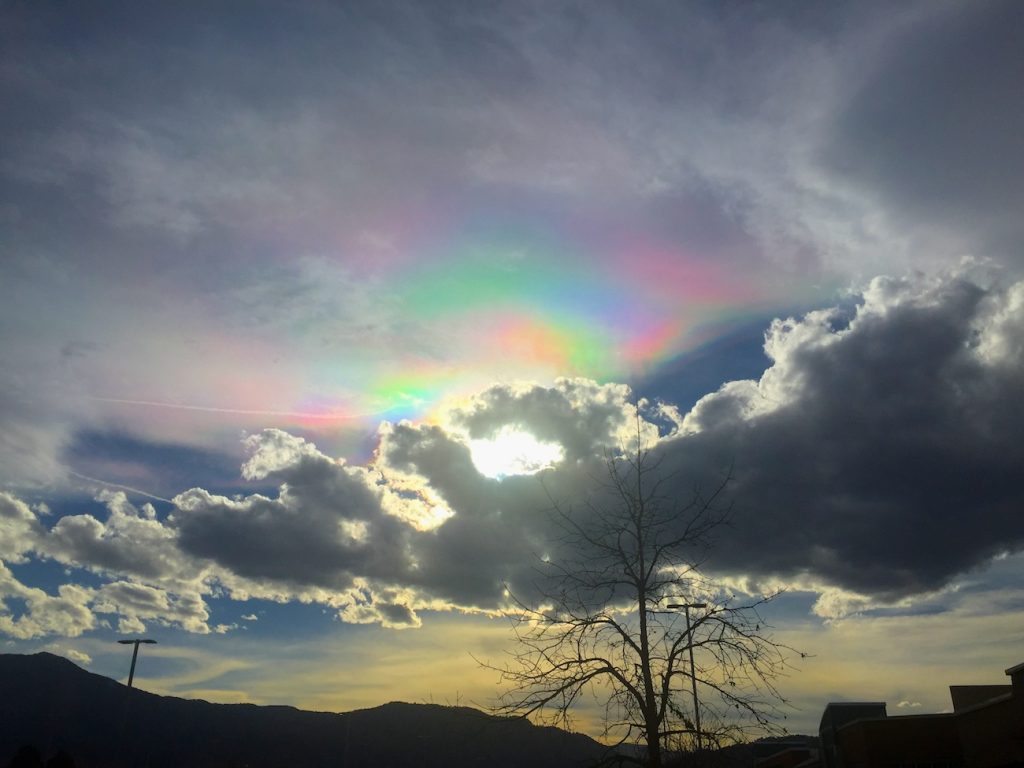 Nubes iridiscentes desde Colorado, Estados Unidos