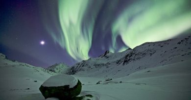 Auroras boreales y la Luna desde Nøkksætra, Noruega