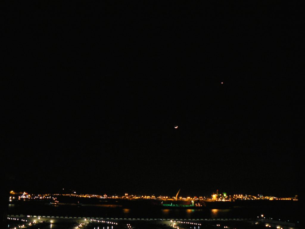 Fotografía de la Luna y Venus desde Gibraltar